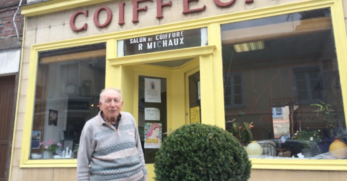 A 91 ans, ce coiffeur travaille... tous les jours