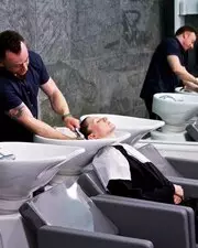 Après être passé à 2 doigts de la mort suite à un passage chez le coiffeur, ce client gagne 110 000 euros !