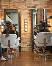 Les femmes portant des extensions n'aiment pas qu'on le sache !