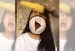 Elle mange du maïs avec une perceuse, elle se scalpe la moitié des cheveux - ATTENTION, VIDEO CHOC !