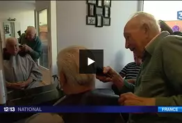 VIDEO - Le coiffeur de 93 ans retrouve son salon... Emouvant !