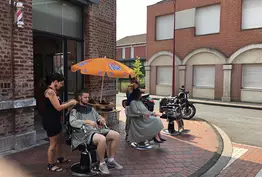 L'atelier du coiffeur (Hazebrouck) fait le buzz en coiffant ses clients sur le trottoir !