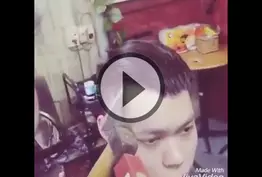Ce coiffeur coupe les cheveux de ses clients à la hache !