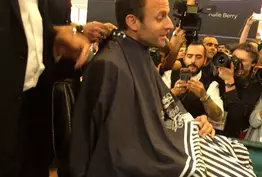 Emmanuel Macron vient se faire tailler la barbe sur le Mondial Coiffure Beauté