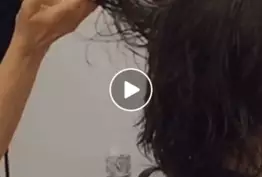 Ce coiffeur utilise des griffes pour couper les cheveux de ses clientes !