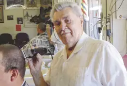 A 90 ans, ce coiffeur continue à coiffer ses clients tous les jours !