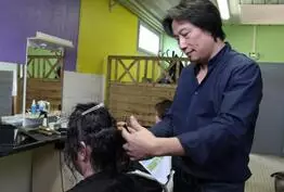 Ce coiffeur prend la courageuse décision de fermer son salon pour coiffer les démunis ! Bravo !!!