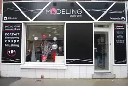 Modeling coiffure Merville