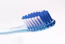 Comment se coiffer avec une brosse à dent