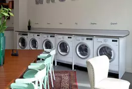 Un salon de coiffure dans une laverie automatique