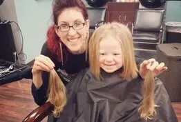 Cette petite fille de 3 ans donne ses cheveux pour les enfants atteints du cancer