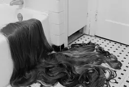La relations des femmes avec leurs cheveux prise en photo
