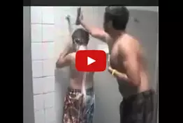 Ce jeune fait une blague à son ami avec son shampooing. La suite est hilarante !