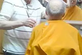A 82 ans, ce coiffeur prouve que l'amour de son métier est plus fort que tout... Respect !
