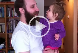 Ce papa se rase la barbe... La réaction de sa fille est trop drôle !