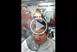 Ce coiffeur met le feu aux cheveux de son client, mais tout ne se passe pas comme prévu...