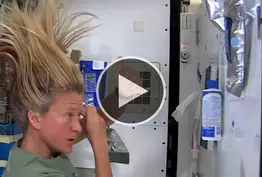 Comment se lave-t-on les cheveux dans l'espace ?