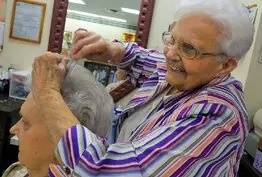 A 82 ans, elle continue à coiffer ses clients tous les jours !