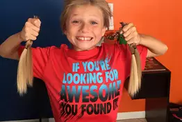 Cet enfant de 8 ans se laisse pousser les cheveux pour venir en aide aux enfants cancéreux