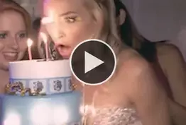 Vidéo incroyable - son faux-cil s'enflamme alors qu'elle souffle les bougies de son gâteau d'anniversaire !