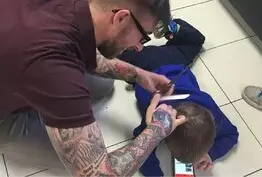 Ce que ce coiffeur fait pour cet enfant autiste est tout simplement magnifique !