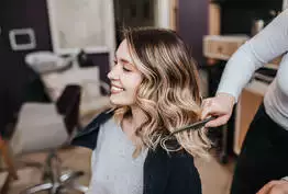 Cette coiffeuse perd ses cheveux après avoir utilisé un kit défrisant !