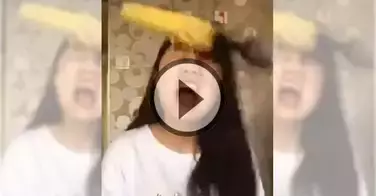 Elle mange du maïs avec une perceuse, elle se scalpe la moitié des cheveux - ATTENTION, VIDEO CHOC !