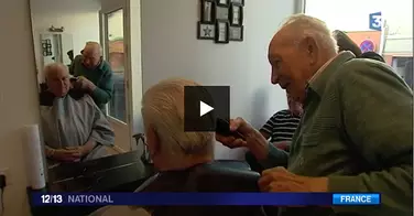 VIDEO - Le coiffeur de 93 ans retrouve son salon... Emouvant !