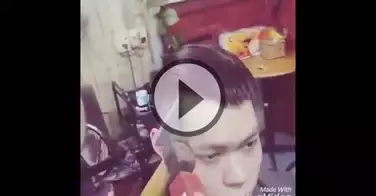 Ce coiffeur coupe les cheveux de ses clients à la hache !