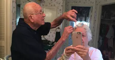 Ce grand père coiffe sa femme suite à une opération du bras... Juste trop mignon !