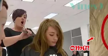 Elle lui peigne les cheveux... avant de découvrir CECI !!!