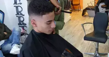 Ce coiffeur innove avec des capes de coupe hallucinantes !