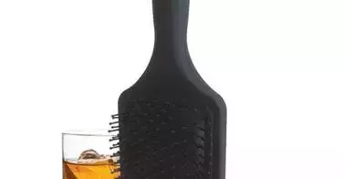 Voici la brosse parfaite pour les coiffeurs portés sur la bouteille !
