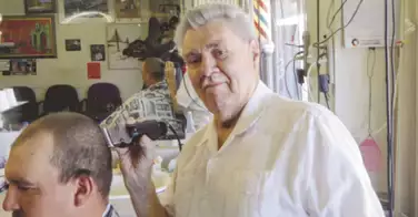 A 90 ans, ce coiffeur continue à coiffer ses clients tous les jours !