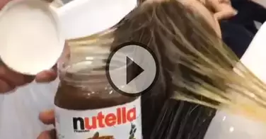 Ce coiffeur colore les cheveux de sa cliente avec du... Nutella !