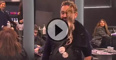 Cyril Hanouna piège les clients d'un salon de coiffure... et c'est très drôle !!!