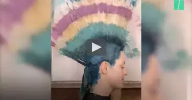 Cette coiffeuse utilise une technique incroyable pour colorer les cheveux !