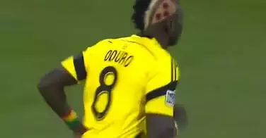 Un footballeur s'affiche avec une coupe de cheveux en forme de pizza