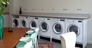 Un salon de coiffure dans une laverie automatique