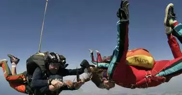 Il coupe les cheveux de son client à 14 000 pieds d'altitude !