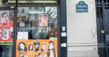 Des coiffeuses sans papier portent plainte pour traite d'être humain à Paris
