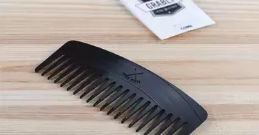 De vieux vinyles recyclés en peigne pour votre barbe