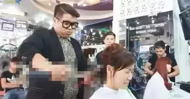 Vous ne devinerez jamais avec quoi ce coiffeur coupe les cheveux !