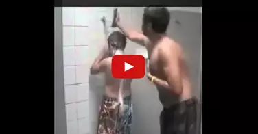 Ce jeune fait une blague à son ami avec son shampooing. La suite est hilarante !