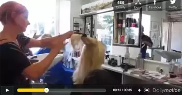 Cette coiffeuse a une technique de coupe complètement incroyable !