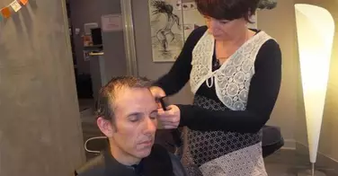 Découvrez cette nouvelle technique de coupe qui mélange acupuncture et coiffure