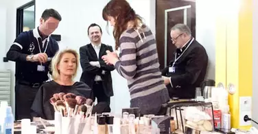 Les cadres du FN harcèlent le coiffeur de Marine Le Pen parce qu'il est gay