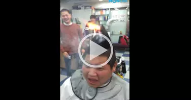 Ce coiffeur met le feu aux cheveux de son client, mais tout ne se passe pas comme prévu...