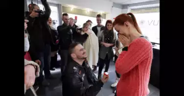 Coiffeuse, son copain lui fait sa demande en mariage dans son salon ! - VIDEO