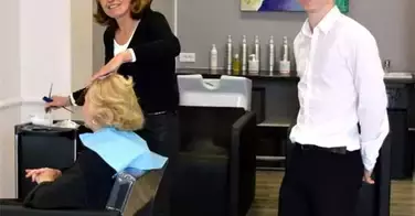 Ce jeune coiffeur de 22 ans ouvre son premier salon... et s'associe avec son ex-maître d'apprentissage !